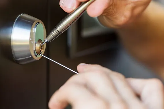 expert lockpick for a residential door