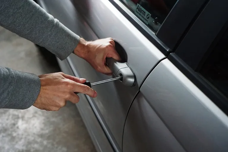 Professional Car Lockout Service vs DIY Methods